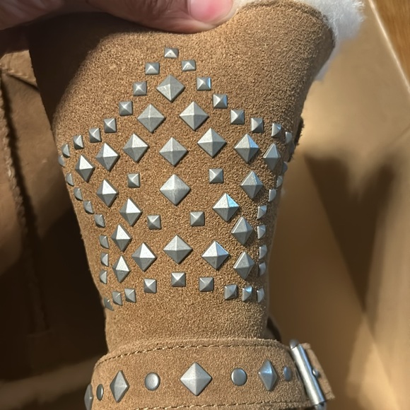 Brand New Kids UGG Boots in Chestnut - Picture 6 of 6